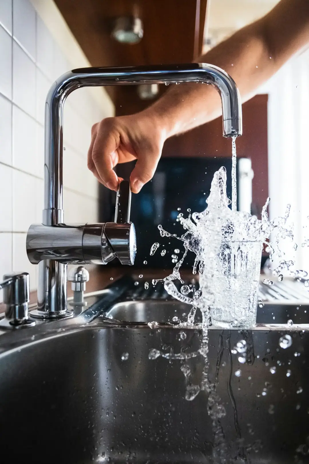 Water splashing from a domestic kitchen tap